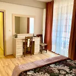 Апартамент Seaside With Free Parking *
